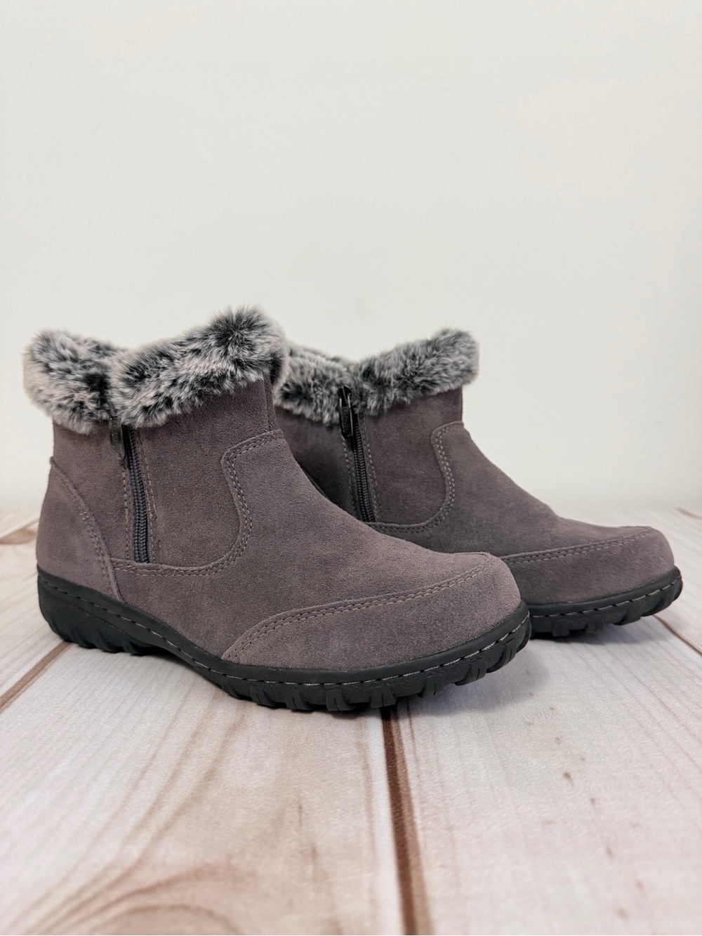 Khombu Women's Faux Fur Trim Gray Ankle Boots Size 9 Suede Side Zip Rubber Soles